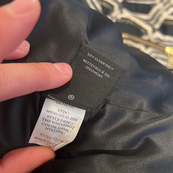 Blazer worn open, geometrical pattern with gold sparkle like fabric - Picture 4 of 6